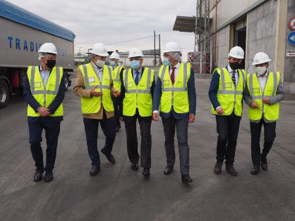 En su visita a las instalaciones de Cobadu, tras el incendio del pasado 6 de septiembre