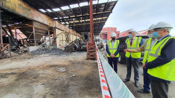 En su visita a las instalaciones de Cobadu, tras el incendio del pasado 6 de septiembre