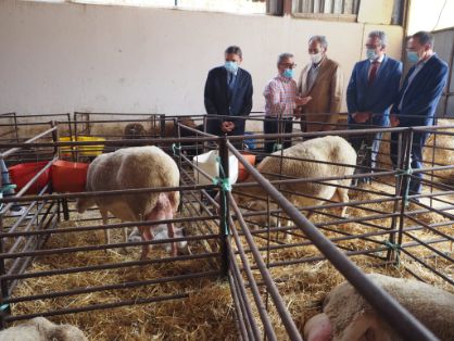 En su visita a las instalaciones de Cobadu, tras el incendio del pasado 6 de septiembre