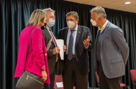El comisario europeo y el ministro de Agricultura visitan La Palma