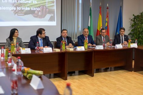 El ministro visita la principal zona productora de espárrago verde de España