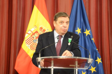 Por su labor en pro de la industria,