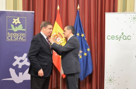 Por su labor en pro de la industria,