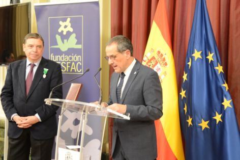 Por su labor en pro de la industria,