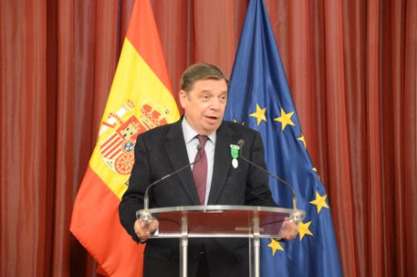 Por su labor en pro de la industria,
