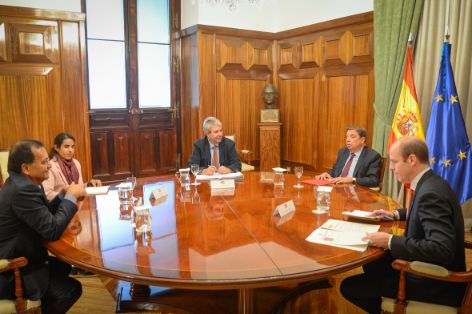 L Planas y embajador la India (3)