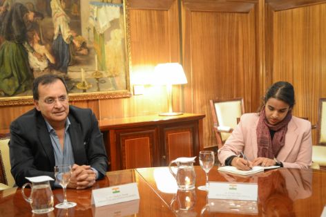 L Planas y embajador la India (4)